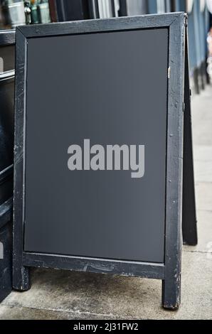 Fai un salto per il nostro speciale giornaliero. Scatto di un cartello marciapiede con spazio per aggiungere il proprio testo. Foto Stock