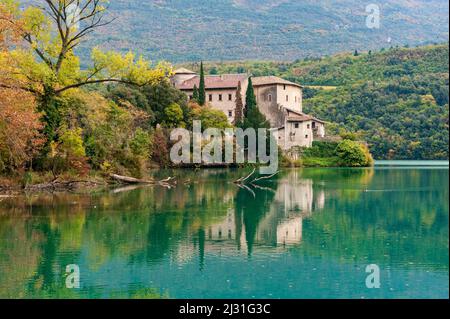 Lago Toblino con il castello in forma autunnale. È un piccolo lago alpino in provincia di Trento (Trentino-Alto Adige) ed è stato dichiarato Biotopo per le sue qualità naturalistiche. Posizione utilizzata per la produzione di pellicole. Italia Foto Stock