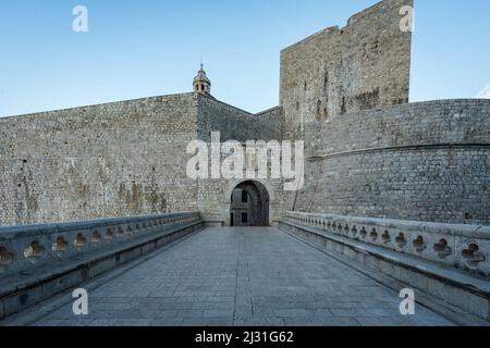 Al mattino presto attraverso le strade deserte vicino alla porta Ploce nella città vecchia di Dubrovnik, Dalmazia, Croazia. Foto Stock