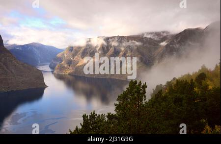 Vista dalla piattaforma panoramica sul fiordo Aurlands a Aurlandhagen, Norvegia Foto Stock