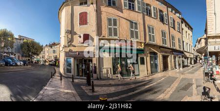 APT, FRANCIA - AGO 12, 2017: Vista panoramica della piazza centrale del mercato e strada stretta in Apt, Francia con turisti. Foto Stock