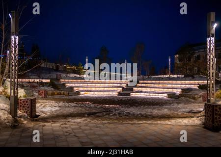 Kemerovo, Russia - 31 marzo 2022: Parco degli angeli nella città di Kemerovo di notte, Siberia, Russia Foto Stock