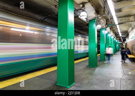 BOSTON, USA - 12 SETTEMBRE 2017: La gente aspetta la prossima metropolitana alla stazione della linea verde. La metropolitana di Boston del 19th secolo è una delle più antiche degli Stati Uniti. Foto Stock