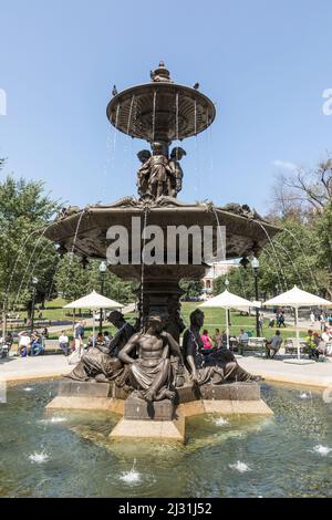 BOSTON, USA - 13 SETTEMBRE 2017: Le persone godono il Park Boston Common con fontana. Risalente al 1634, è il parco cittadino più antico degli Stati Uniti. Foto Stock