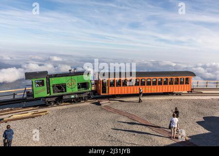 MT WASHINGTON, NH, USA - 19 SETTEMBRE 2017: Ferrovia del Monte Washington Cog in cima al Monte Washington in White Mountain in autunno, New Hampshire, USA. Foto Stock