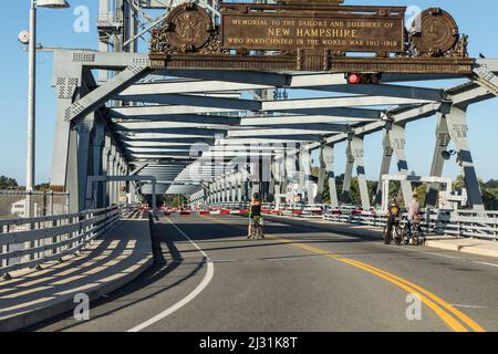 PORTSMOUTH, USA - SEP 27,2017: Ponte commemorativo originale della prima guerra mondiale sul fiume Piscataqua tra Portsmouth, New Hampshire e Kittery, Maine BE Foto Stock