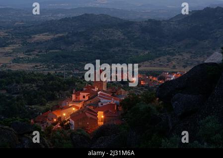 Il villaggio di Monasanto è situato in posizione superbamente situata in rocce di granito su una cresta, Beira, Portogallo. Foto Stock