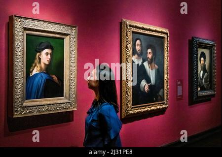 IMBARAZZATO fino al 00,01 6 aprile 2022 (vale a dire disponibile per i supporti di stampa di mercoledì, ma da non utilizzare online fino ad allora) - Londra, Regno Unito. 4th Apr 2022. Bindo Altoviti, circa 1516-18, per gentile concessione di National Gallery of Art, Washington con autoritratto con Giulio Romano, 1519-1520, in prestito dal Musée du Louvre - la Credit Suisse Exhibition: Raffaello - che si svolge presso la National Gallery dal 9 aprile al 31 luglio 2022. Include 90 opere con prestiti da grandi gallerie in tutto il mondo per aggiungere al 9 già nella Galleria Nazionale. Credit: Guy Bell/Alamy Live News Foto Stock