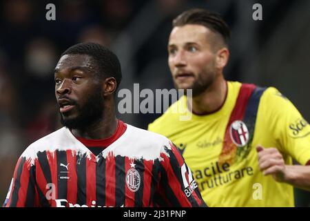 Milano, Italia. 04th Apr 2022. Fikayo Tomori (AC Milan) e Mitchell Dijks (Bologna FC) durante l'AC Milan vs Bologna FC, Campionato italiano di calcio A a Milano, Italia, Aprile 04 2022 Credit: Independent Photo Agency/Alamy Live News Foto Stock