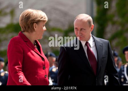 Berlino, Germania. 05th Apr 2022. ARCHIVIO FOTO: Ex cancelliere Angela Merkel e Vladimir PUTIN. Il Cancelliere Angela MERKEL e Vladimir PUTIN hanno visitato e ricevuto il Presidente russo con onorificenze militari nella Cancelleria federale di Berlino, in Germania, il 1st giugno 2012. Credit: dpa/Alamy Live News Foto Stock