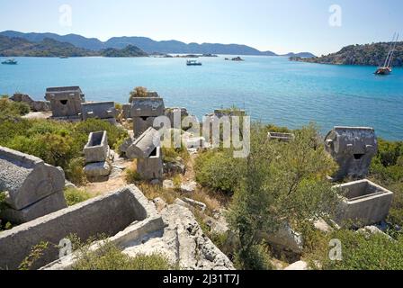 Sarcofagi licani, tombe di roccia sulla costa di Kekova, Anatolia, antica regione di Lycia, Turchia, Mar Mediterraneo Foto Stock