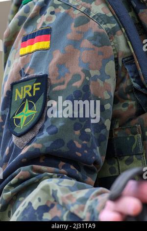 02 aprile 2022, Sassonia-Anhalt, Hohengöhren: Un soldato della Bundeswehr indossa le insegne della forza di risposta della NATO sulla sua uniforme. Foto: Klaus-Dietmar Gabbert/dpa Foto Stock