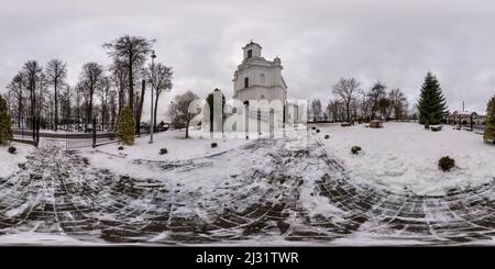 Visualizzazione panoramica a 360 gradi di Fiaba invernale completo senza giunture panorama sferico angolo di 360 gradi nel villaggio vicino alla chiesa cattolica in proiezione equirettangolare, VR AR virtuale