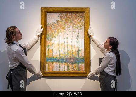LONDRA, REGNO UNITO. 5 Aprile, 2022 .CLAUDE MONET (1840-1926) Peupliers au bord de l'Epte, automne dipinta in 1891 olio su canvasEstimate : $30.000.000-50.000.000. Tra le principali opere di Monet, Rothko e Degas della collezione Anne H. Bass di Christies a Londra. La vendita della collezione si svolgerà durante la settimana di Christie's Marquee del 20th e 21st secolo di vendita d'arte al Rockefeller Plaza a New York City nel mese di maggio. Credit: amer Ghazzal/Alamy Live News Foto Stock