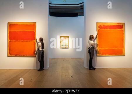 LONDRA, REGNO UNITO. 5 aprile 2022 . L-R MARCHIO ROTHKO Untitled (Shades of Red) olio su tela 1961 stima: $60.000.000-80.000.000, Rothko No. 1 1962. Stima: $45.000.000– 65.000.000 con sfondo, Claude Monet (1840-1926), Peupliers au bord de l'Epte, automne, dipinto nel 1891, stima: $30.000.000-50.000.000 . Tra le principali opere di Monet, Rothko e Degas della collezione Anne H. Bass di Christies a Londra. La vendita della collezione si svolgerà durante la settimana di Christie's Marquee del 20th e 21st secolo di vendita d'arte al Rockefeller Plaza a New York City nel mese di maggio. Credito: Em Foto Stock
