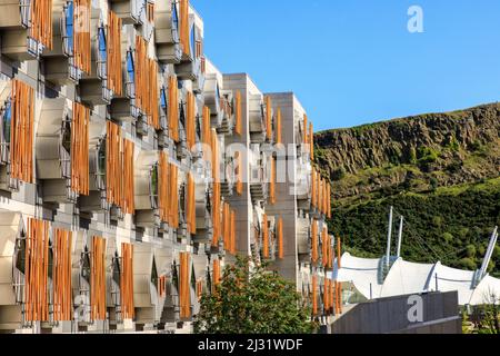 Facciata, uffici dei rappresentanti, Parlamento scozzese, Salisbury Crags, Edimburgo, Scozia, Regno Unito Foto Stock