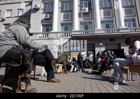 Non esclusiva: ODESA, UCRAINA - 02 APRILE 2022 - la gente è vista dai motivi del centro di assistenza di IDP, Odesa, Ucraina meridionale Foto Stock