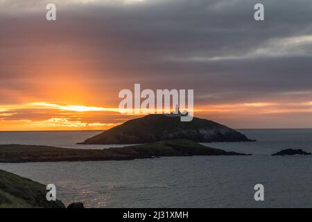 Ballycotton, Cork, Irlanda. 05th aprile 2022. Un cielo di broody inizia la giornata all'alba sopra l'isola a Ballycotton, Co. Cork, Irlanda. - Credit; David Creedon / Alamy Live News Foto Stock