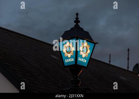 Ballycotton, Cork, Irlanda. 05th aprile 2022. Un lampione illuminato fuori da una stazione di Garda nel pittoresco villaggio di pescatori di Ballycotton, Co. Cork, Irlanda. - Credit; David Creedon / Alamy Live News Foto Stock