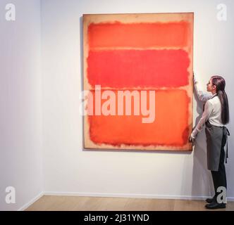 Londra UK 5 aprile 2022 Christie’s è onorata di presentare la Collezione di Anne H. Bass, con una selezione di 12 magnifiche opere di artisti leader del 19th e 20th secolo Untitled Shades in Red Mark Rothko. Est $60.000 ,000,80,000,000 Paul Quezada-Neiman/Alamy Live News Foto Stock