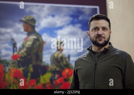 Bucha, Ucraina. 04th Apr, 2022. Guerra in Ucraina. Presidente Volodymyr ZELENSKYY (ZELENSKYY) . Immagine singola, singolo motivo ritagliato, ritratto, ritratto, ritratto; L'Ufficio Presidenziale dell'Ucraina via SVEN SIMON Fotoagentur GmbH & Co. Pressedoto KG # Prinzess-Luise-Str. 41 # 45479 M uelheim/R uhr # Tel. 0208/9413250 # Fax. 0208/9413260 # GLS Bank # BLZ 430 609 67 # conto 4030 025 100 # IBAN DE75 4306 0967 4030 0251 00 # BIC GENODEM1GLS # www.svensimon.net. Credit: dpa/Alamy Live News Foto Stock