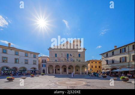 Piazza del comune in Montefalco, Provincia di Perugia, strada del vino Sagrantino, Umbria, Italia Foto Stock