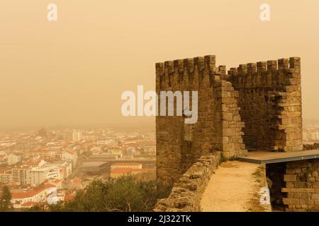 Castelo Branco, Portogallo - Marzo 15 2022: La polvere sahariana conosciuta come Clay Rain, coperte la città di Castleo Branco in Portogallo Foto Stock