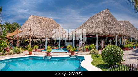 Pista, Messico - 25 marzo 2022: Vista delle attrazioni al ristorante Pueblo Maya vicino a Chichen Itza. Foto Stock