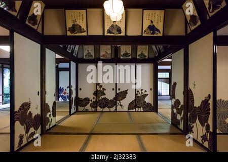 Vista frontale orizzontale delle porte scorrevoli fusuma decorate con loto nell'interno del Tempio Buddista Shoren-in (Shoren-in Monzeki), Higashiyama, Kyoto Foto Stock