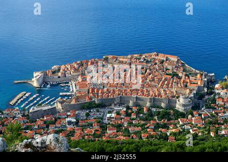 Vista dalla Grande Croce di pietra sulla cima di una montagna nella città vecchia di Dubrovnik, Croazia, Europa Foto Stock