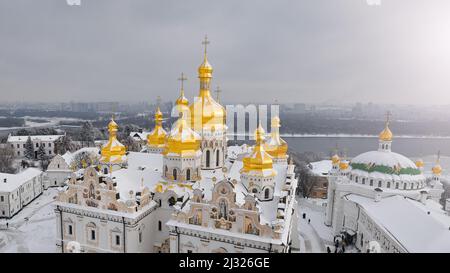 Vista invernale sulla Cattedrale della Dormizione e della Chiesa Refettoria, Kiev Pechersk Lavra, Kiev, Ucraina Foto Stock