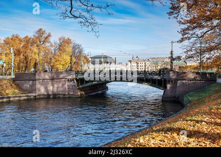 Primo ponte giardino. Fiume Moyka. San Pietroburgo. Russia Foto Stock