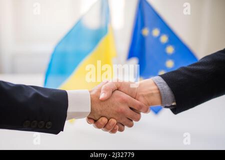 Stretta di mano tra l'Unione europea e l'Ucraina, inclusione del concetto di Ucraina. Foto Stock