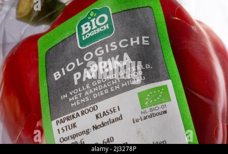 Paesi Bassi, un olandese di produzione biologica paprika o peperoncino dolce con un marchio biologico europeo per la vendita in un supermercato Foto Stock