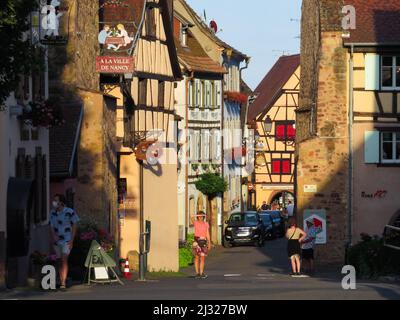 Francia, Eguisheim - un comune o un villaggio nel dipartimento dell'Alto Reno a Grand Est, nella Francia nord-orientale. Eguisheim produce vino alsaziano. Il villaggio Foto Stock