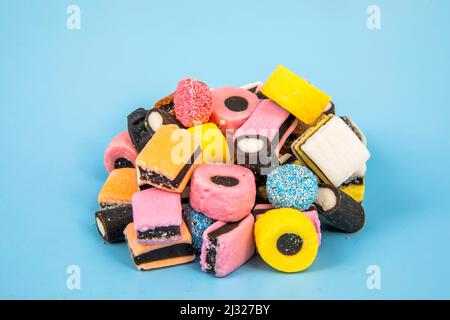 Le specie di liquirizia sono dolciumi assortiti venduti come miscela. Fatto di liquirizia, zucchero, cocco, gelatina di anice, aromi di frutta, e ge Foto Stock