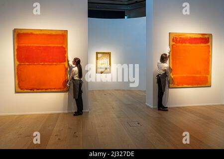 LONDRA, REGNO UNITO. 5 aprile 2022 . L-R MARCHIO ROTHKO Untitled (Shades of Red) olio su tela 1961 stima: $60.000.000-80.000.000, Rothko No. 1 1962. Stima: $45.000.000– 65.000.000, con sfondo, Claude Monet (1840-1926), Peupliers au bord de l'Epte, automne, dipinto nel 1891, stima: $30.000.000-50.000.000 . Tra le principali opere di Monet, Rothko e Degas della collezione Anne H. Bass di Christies a Londra. La vendita della collezione si svolgerà durante la settimana di Christie's Marquee del 20th e 21st secolo di vendita d'arte al Rockefeller Plaza a New York City nel mese di maggio. Credito: Em Foto Stock