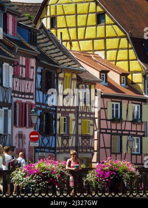 Città di Colmar, Alsazia, Francia - tradizionali case a graticcio nel centro della vecchia città medievale con canali che hanno dato alla città il nome Petite VE Foto Stock