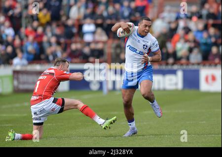 Wakefield, Inghilterra - 3rd Aprile 2022 - il Reece Lyne di Wakefield Trinity gira intorno a Ryan Brierley (1) di Salford Red Devils per segnare una prova. Rugby League Betfred Super League Round 7 Wakefield Trinity vs Salford Red Devils al Be Well Support Stadium, Wakefield, Regno Unito Dean Williams Foto Stock