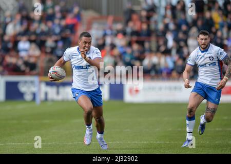 Wakefield, Inghilterra - 3rd Aprile 2022 - il Reece Lyne di Wakefield Trinity gira intorno a Ryan Brierley (1) di Salford Red Devils per segnare una prova. Rugby League Betfred Super League Round 7 Wakefield Trinity vs Salford Red Devils al Be Well Support Stadium, Wakefield, Regno Unito Dean Williams Foto Stock