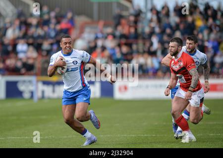 Wakefield, Inghilterra - 3rd Aprile 2022 - il Reece Lyne di Wakefield Trinity gira intorno a Ryan Brierley (1) di Salford Red Devils per segnare una prova. Rugby League Betfred Super League Round 7 Wakefield Trinity vs Salford Red Devils al Be Well Support Stadium, Wakefield, Regno Unito Dean Williams Foto Stock