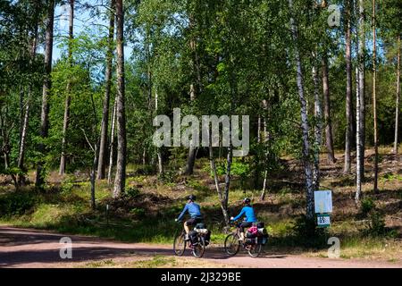 Pedalando sull'isola di Ahland, traghetto per biciclette a Geta, Ahland, Finlandia Foto Stock