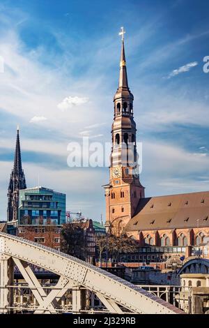 Die St. Katharinenkirche hinter der Pickhubenbrücke ad Amburgo Foto Stock