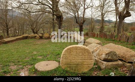 Ermita de San Adrián, Necrópolis de San Adrián de Argiñeta, Elorrio, Vizcaya, País Vasco, España Foto Stock