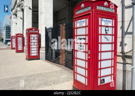 Cabina telefonica decorativa in stile britannico in esposizione su 35th Avenue ad Astoria, Queens, vicino all'entrata dei Kaufman Studios. New York City. Foto Stock