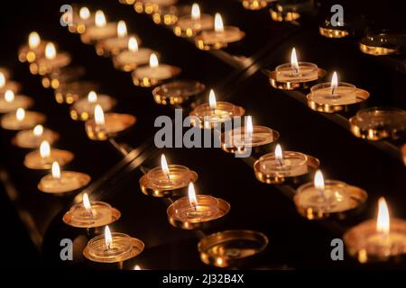 Candele di preghiera accese di fiamme Foto Stock