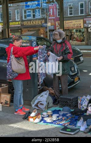 Un mercato delle pulci all'aperto sulla Brighton Beach Avenue nel quartiere Little Odessa a sud di Brooklyn, New York. Foto Stock