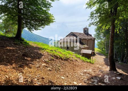 Veduta della chiesa della Madonna della Guardia all'Alpone di Curiglia. Curiglia con Monteviasco, Val Veddasca, quartiere Varese, Lombardia, Italia. Foto Stock