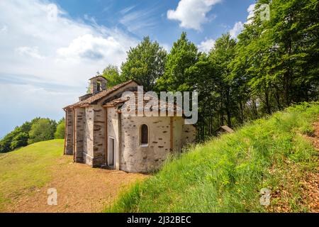 Veduta della chiesa della Madonna della Guardia all'Alpone di Curiglia. Curiglia con Monteviasco, Val Veddasca, quartiere Varese, Lombardia, Italia. Foto Stock