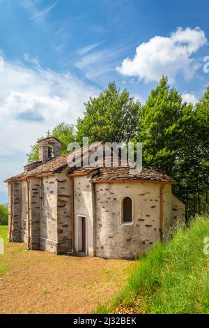 Veduta della chiesa della Madonna della Guardia all'Alpone di Curiglia. Curiglia con Monteviasco, Val Veddasca, quartiere Varese, Lombardia, Italia. Foto Stock